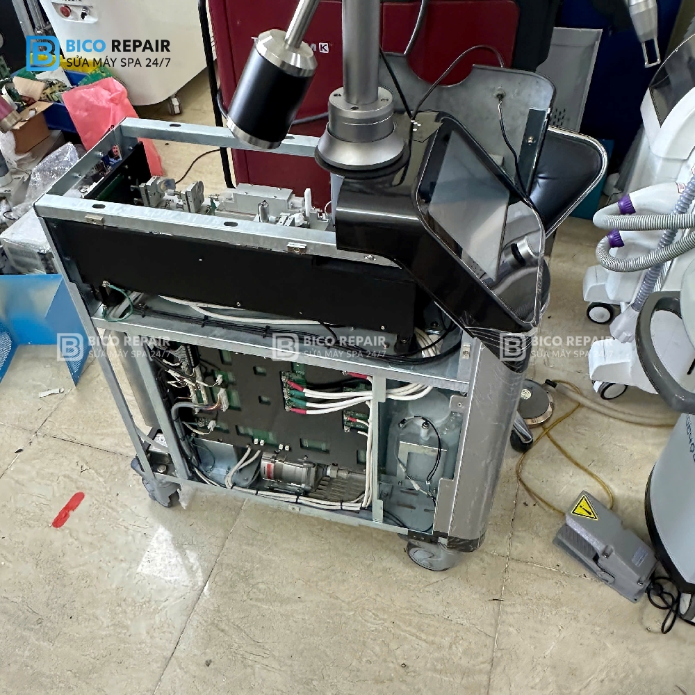 Dịch Vụ Sửa Chữa Máy Laser Xóa Xăm Chuyên Nghiệp, Uy Tín Toàn Quốc 3 Bên trong mạch của một máy laser xóa xăm xóa nám