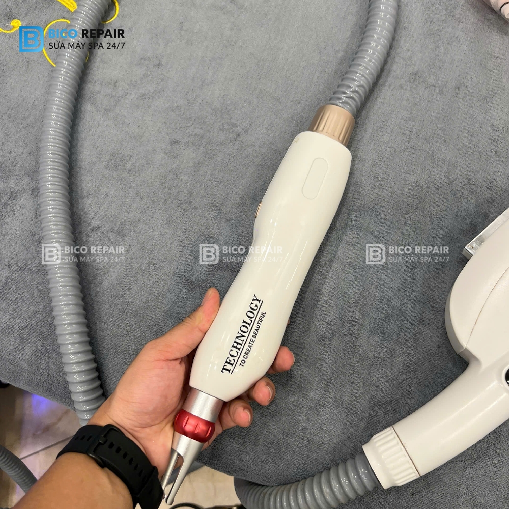 Dịch Vụ Sửa Chữa Máy Laser Xóa Xăm Chuyên Nghiệp, Uy Tín Toàn Quốc 5 Kiểm tra tay cầm máy laser